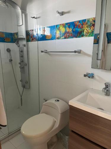 a bathroom with a shower and a toilet and a sink at Lindo Apartamento suite country club villas in Santa Rosa