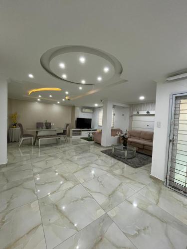 a large living room with a large marble floor at Lindo Apartamento suite country club villas in Santa Rosa