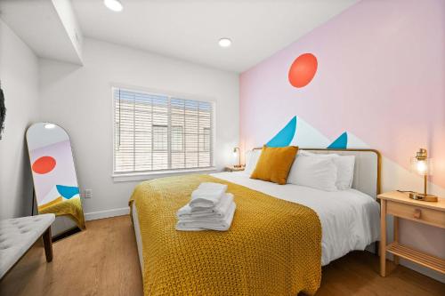 Ένα ή περισσότερα κρεβάτια σε δωμάτιο στο Cozy Ski Lodge 2BR 2BA Rooftop Garage