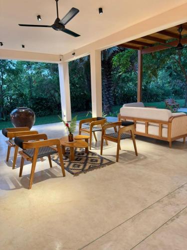 Χώρος καθιστικού στο Niketh Villa Komari Arugambay