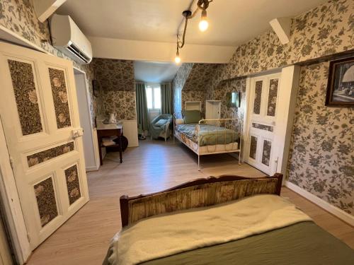 - une chambre avec un lit dans une pièce avec du papier peint dans l'établissement Treignac, à Treignac