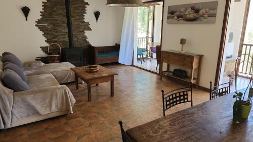 un salon avec un canapé et une table dans l'établissement Au village, à Serriera
