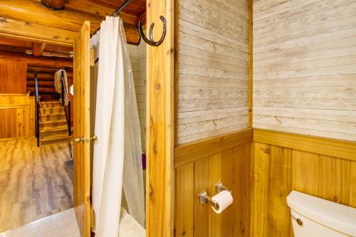 Ένα μπάνιο στο Fish and Hike Seeley Lake Cabin on 2 and Acres!