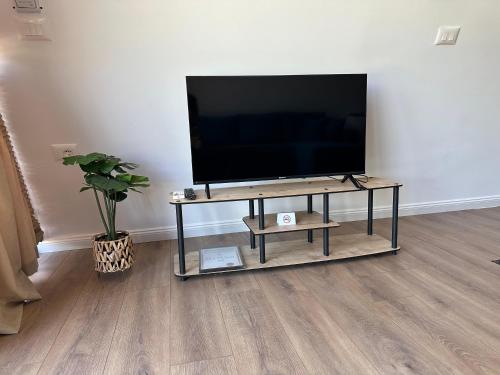 TV a/nebo společenská místnost v ubytování Bujtinat te Mullari