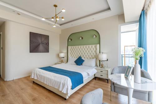 a bedroom with a bed and a glass table at Misty Nest High Altitude River View B&B Hongyadong Branch in Chongqing
