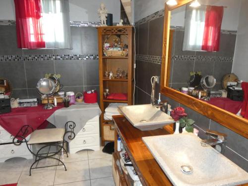Kuchyň nebo kuchyňský kout v ubytování VILLA SANLOREN Piscine et Jacuzzi