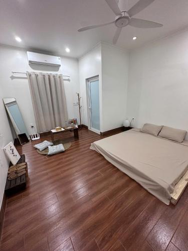 a bedroom with a bed and a ceiling fan at Méow Homestays in Ðoan Xá