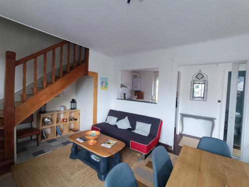 un salon avec un canapé et une table dans l'établissement Maison 2 chambres tout confort, à proximité du port de la plage, salle de jeux pour les petits et les grands et des commerces Parking privatif à OUISTREHAM, à Ouistreham
