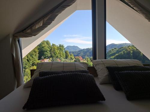 アパートメントから撮影された、または一般的な山の景色