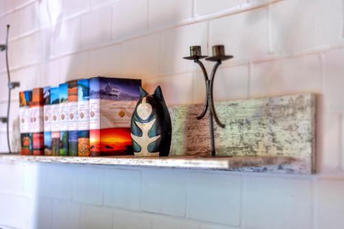 a shelf with books and a lamp on it at Ferienhaus Odin in Bansin