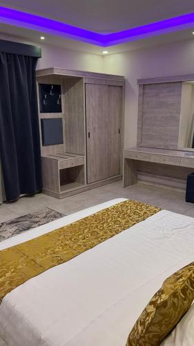 a bedroom with a large bed and a purple ceiling at مسك روز المنسك in Quai