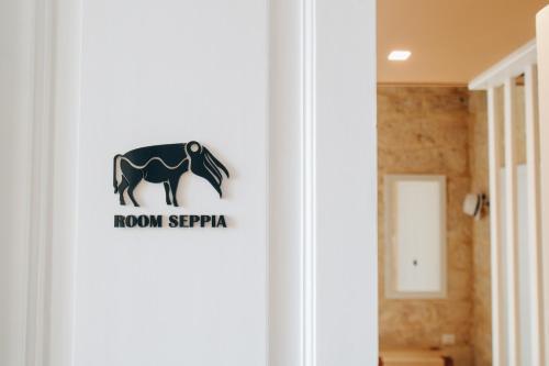 Bue Marino - Luxury Suitesに飾ってある許可証、賞状、看板またはその他の書類