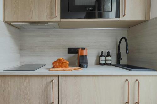 un comptoir de cuisine avec une cafetière et un gâteau dans l'établissement Magnificent apartment -1BR-4P- Canal Saint-Martin, à Paris