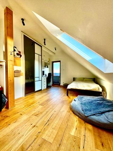 a bedroom with a bed and a bed sqor at chata z widokiem in Grzmiąca