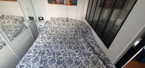 Quiet love nest in Paris
