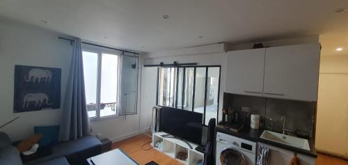 Quiet love nest in Paris