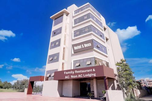 Waluj BuzurgにあるHotel S Bossの看板の付いた背の高い白い建物