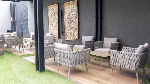SkyView Haven by Seluveto Homes في نيروبي: غرفة انتظار مع كراسي وطاولات في غرفة