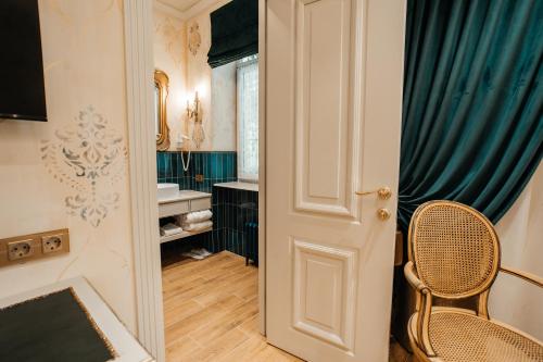 baño con silla y lavamanos en Moncastro Бутік-готель, en Odessa
