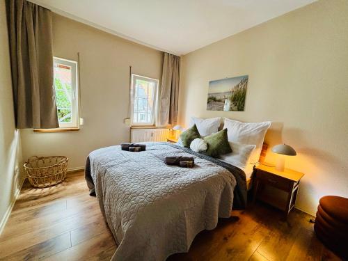 a bedroom with a large bed and two windows at AyCatcherHomes - Top Lage I 4 Personen I 2 Schlafzimmer I Zentral I Altstadt Marburg I Nähe Fluss Lahn I WLAN I Boutique App CHIRON in Marburg an der Lahn