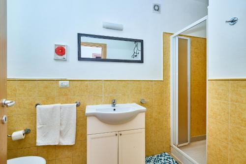 a bathroom with a sink and a toilet and a mirror at Apartamento T2 com wifi in Santa Maria