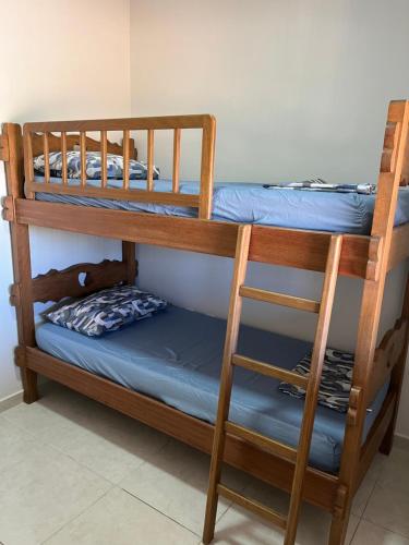 2 literas en una habitación con escalera en Casa em Serra Negra, en Serra Negra