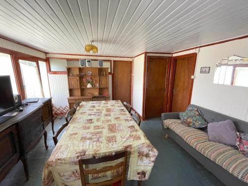 a living room with a table and a couch at Casa familiar cerca de la playa in La Laguna Zapallar