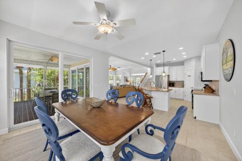 a kitchen and dining room with a table and chairs at Sea Oats Oasis in Sanibel