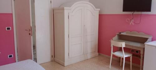 a bedroom with a white door and a desk with a chair at Casa Mia in San Benedetto del Tronto
