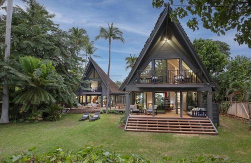 a house with a gambrel roof at Hui Pu in Waikoloa