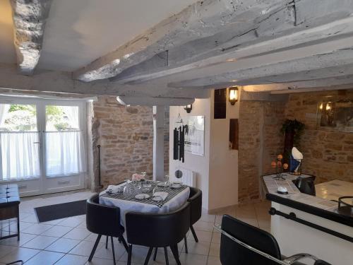 ein Esszimmer mit einem Tisch und einigen Stühlen in der Unterkunft La Causserie, Chambre d'Hôtes avec piscine interieure, pour vous seuls ! in Gramat