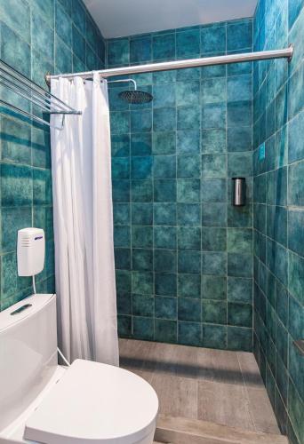 ein Badezimmer mit Toilette und Dusche in der Unterkunft Adra Hostal Peten in Flores