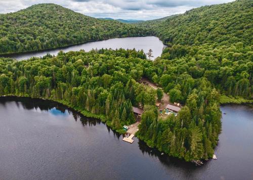 an island in the middle of a lake at Huttopia Les Deux Lacs - Laurentides in Mont-Blanc