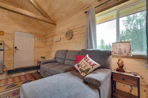 Χώρος καθιστικού στο Kenai Peninsula Base Camp Cabin in Soldotna
