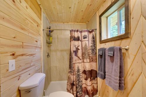 Ένα μπάνιο στο Kenai Peninsula Base Camp Cabin in Soldotna