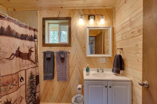 Ένα μπάνιο στο Kenai Peninsula Base Camp Cabin in Soldotna