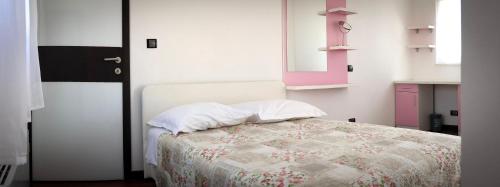 Giường trong phòng chung tại Luxury Villa Karla next to Beach on Island Brač