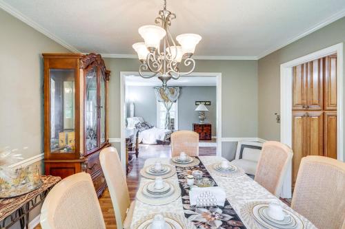 Гостиная зона в Pool and Tennis Court Access Home in Warner Robins