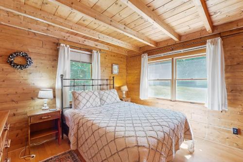 Postel nebo postele na pokoji v ubytování Charloon Cabin