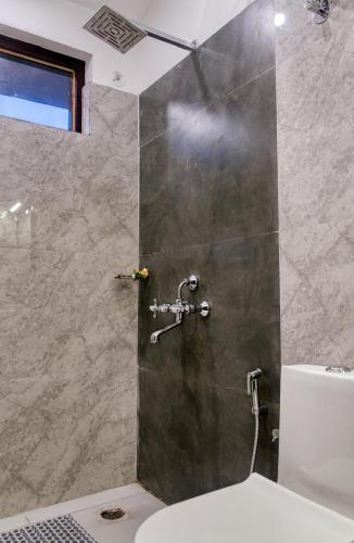 Un baño de Jim & Holmes Resort & Luxury Residences in Jim Corbett National Park