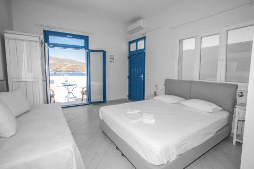 1 dormitorio con cama y vistas al océano en Pounti, en Livadion