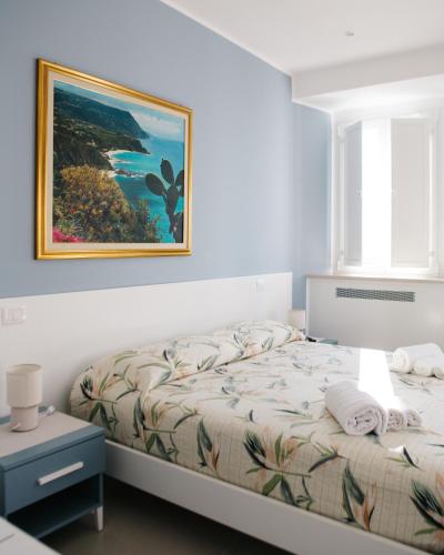 una camera da letto con un letto e un dipinto sul muro di B&B Bellaria Rooms a Longbardi
