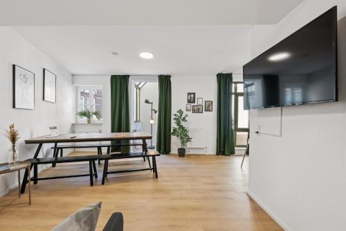 a living room with a table and a kitchen at Sali Homes - Schwäbisch Hall, Altstadt Traum in Schwäbisch Hall