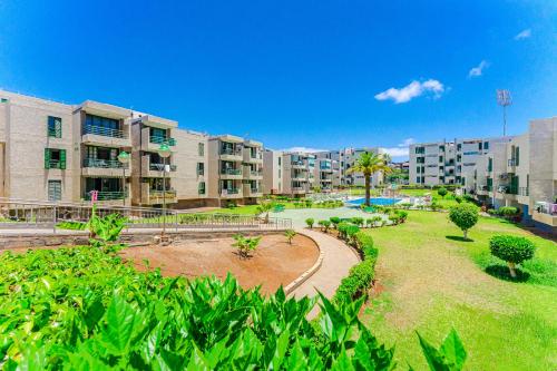 3-bedroom apartment in Playa de las Américas with AC, pool, parking