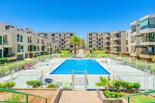 3-bedroom apartment in Playa de las Américas with AC, pool, parking