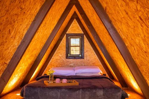 a bed in a room with a window at Refúgio Vista da Montanha in Imaruí