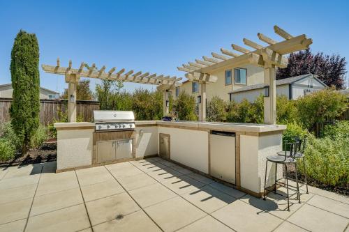 a kitchen with an outdoor kitchen with an outdoor bar at Patio and Outdoor Kitchen Manteca Family Home in Manteca