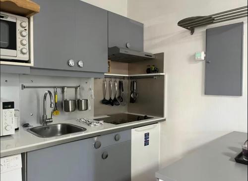 a kitchen with a sink and a counter top at Super Studio à proximité de Genève in Saint-Julien-en-Genevois