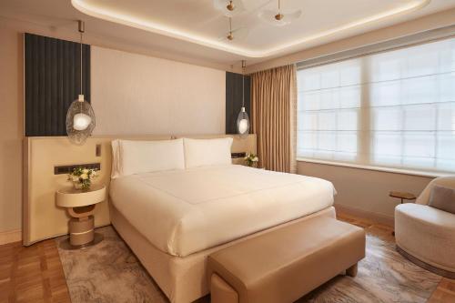 Una cama o camas en una habitación de Claridge's, Maybourne