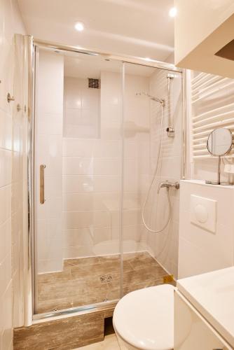 Charming Batignolles Studio في باريس: حمام مزود بدش ومرحاض